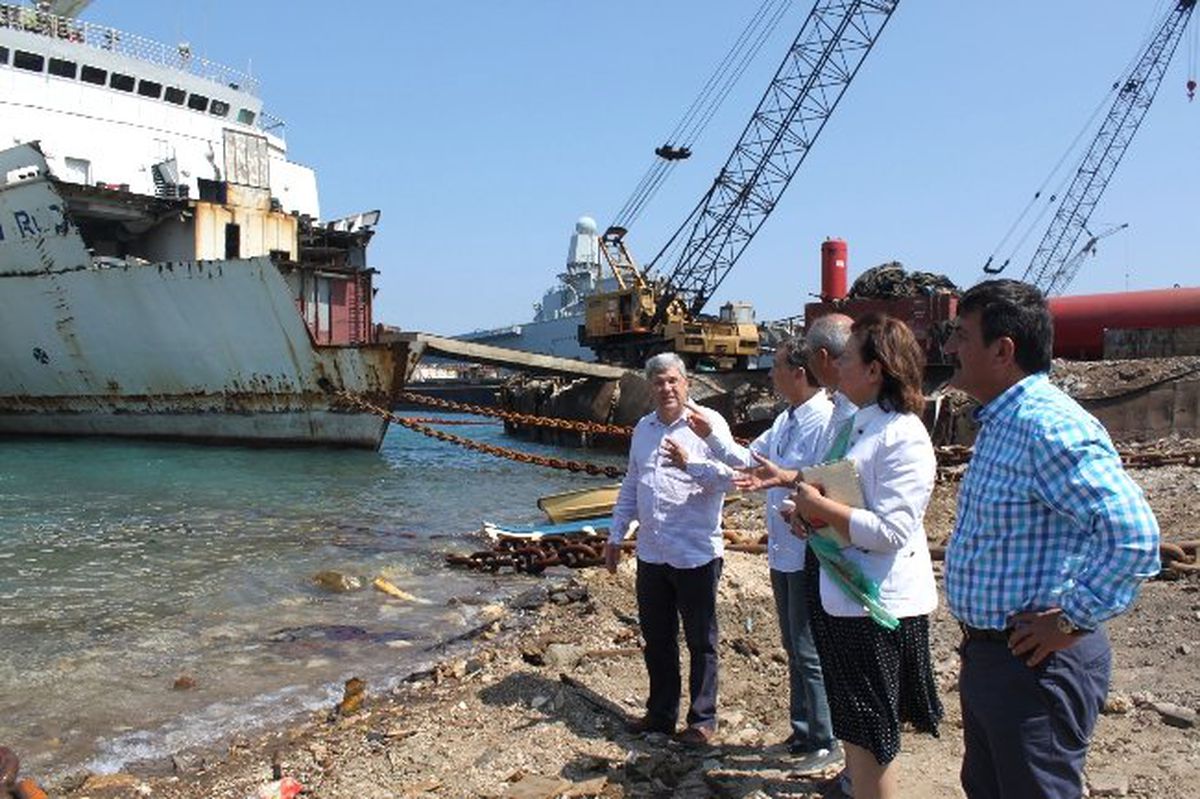 CHP\'li Vekiller Gemi Söküm Tesislerinde İncelemelerde Bulundu