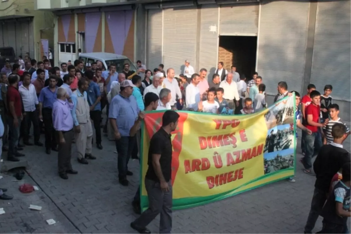 Cizre\'de Sınıra Yürüyen Göstericilere Polisten Müdahale