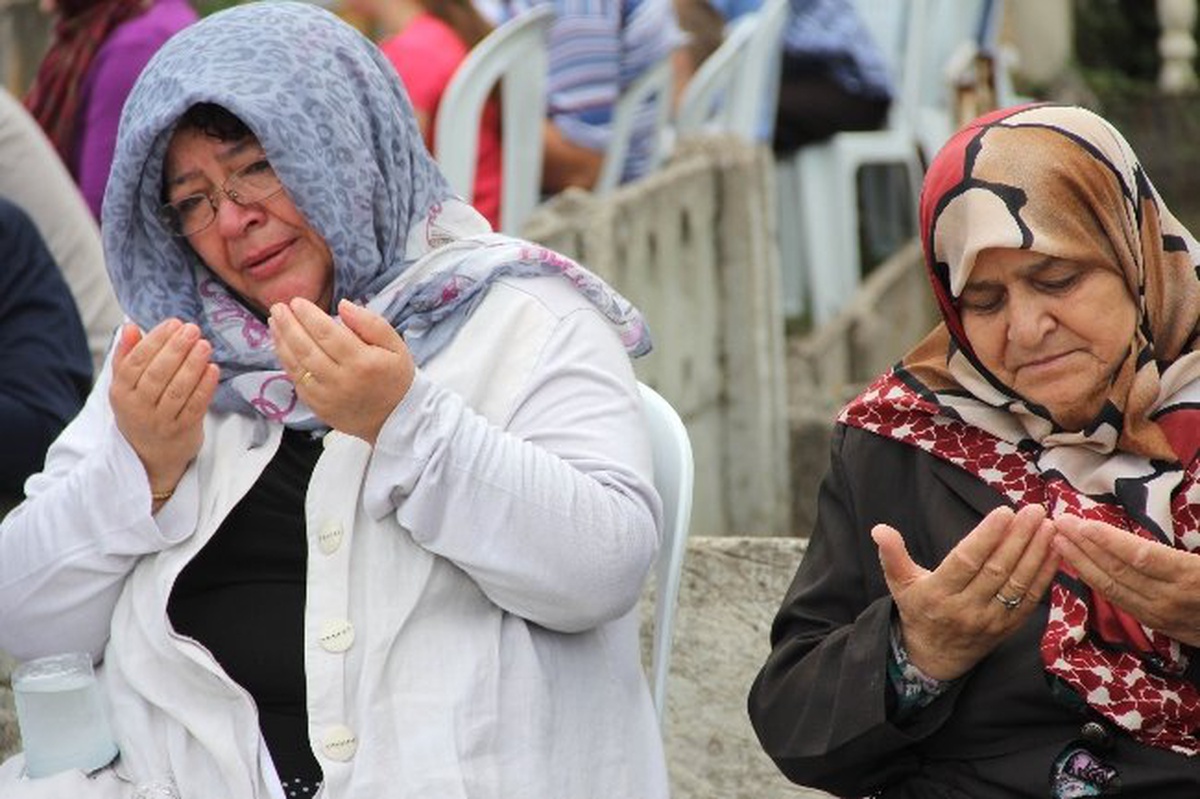 Deprem Şehitleri Mezarları Başında Anıldı