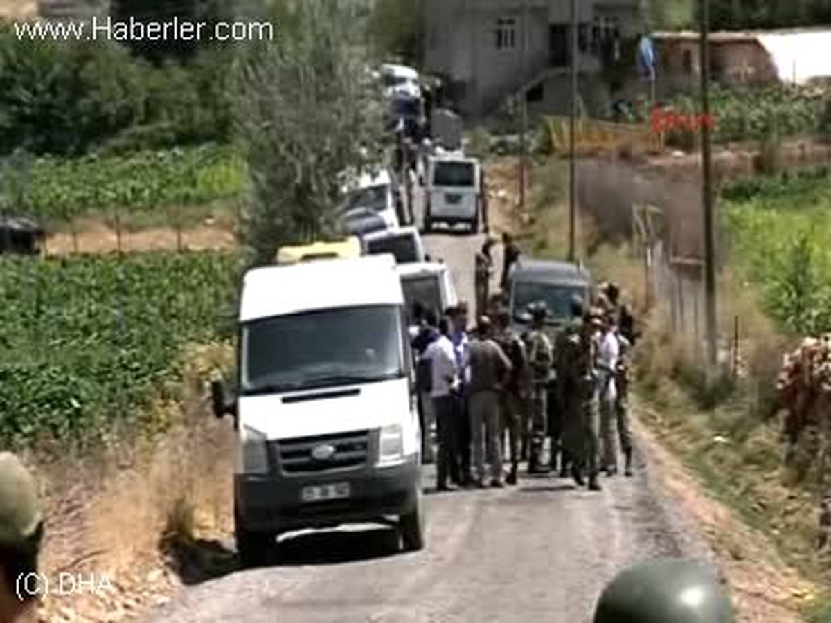 Diyarbakır\'da PKK\'ya Yüzünden 2 Aile Çatıştı; 7 Ölü