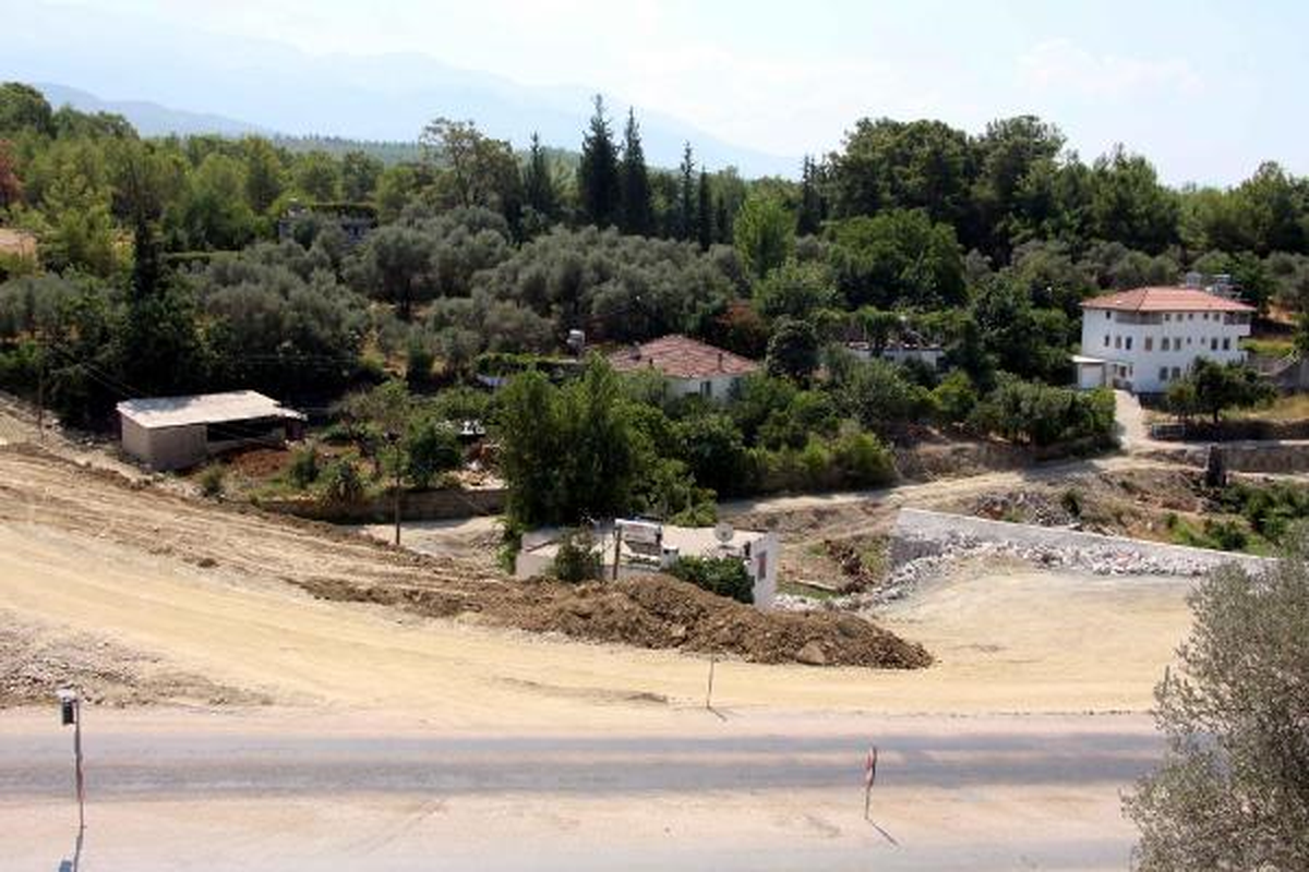 Eve Giden Yol Menfezden Geçer