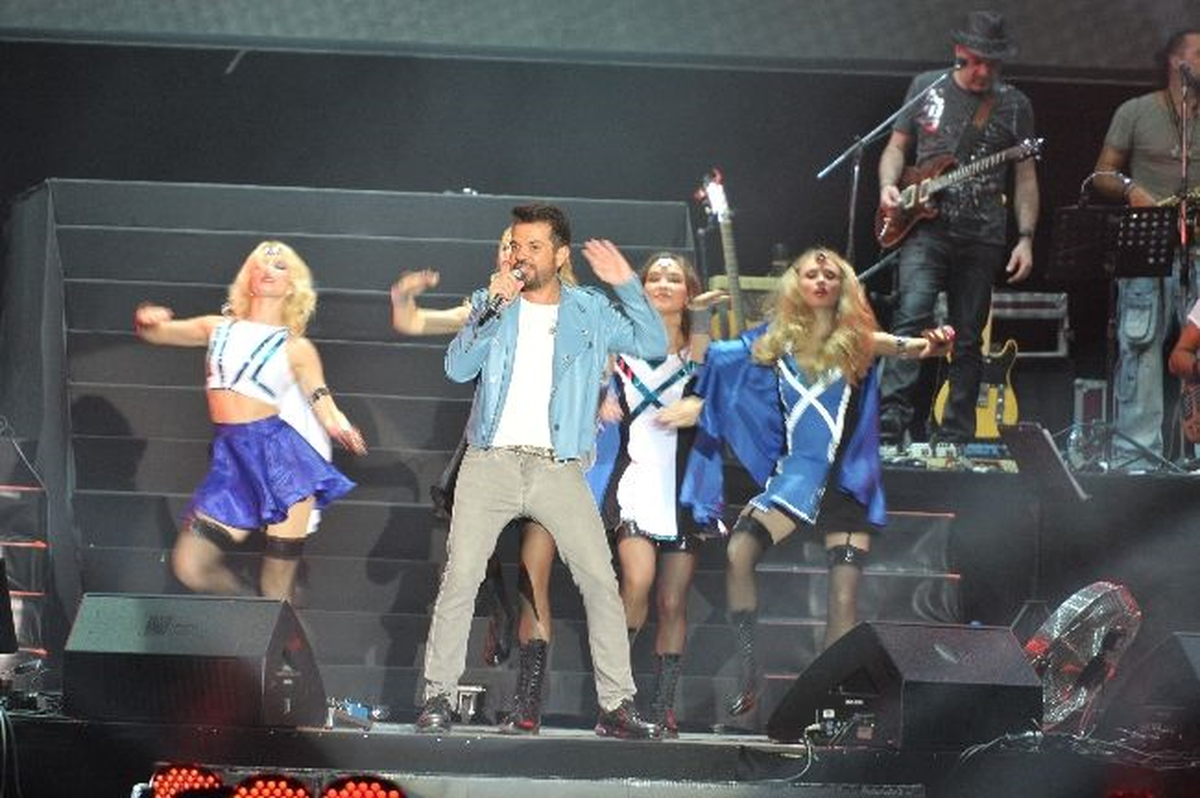 Fanta Gençlik Festivali\'nin İkinci Konserini İzmir\'de 70 Bin Müziksever Coşkuyla İzledi
