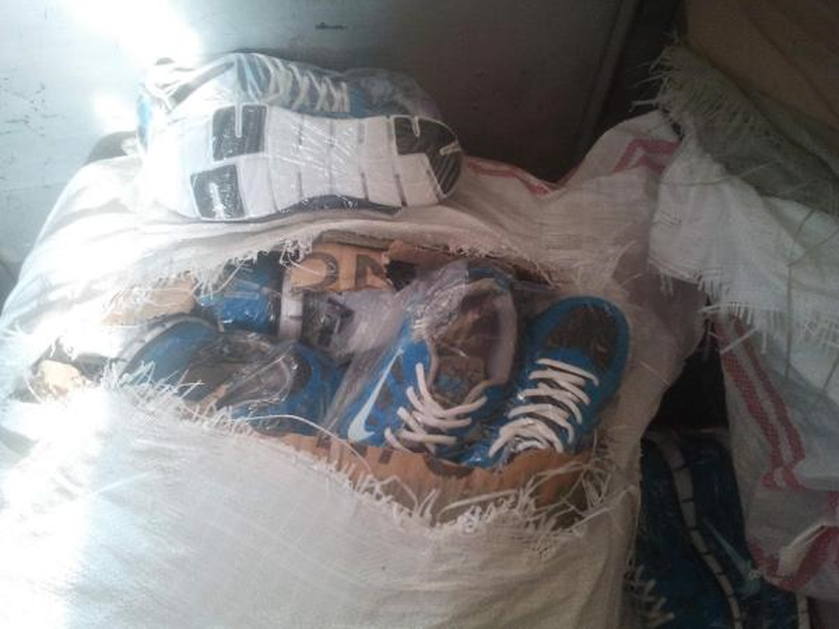 Hakkari\'de Kaçak Yollarla Getirilen Ayakkabı ve Oyuncak Ele Geçirildi