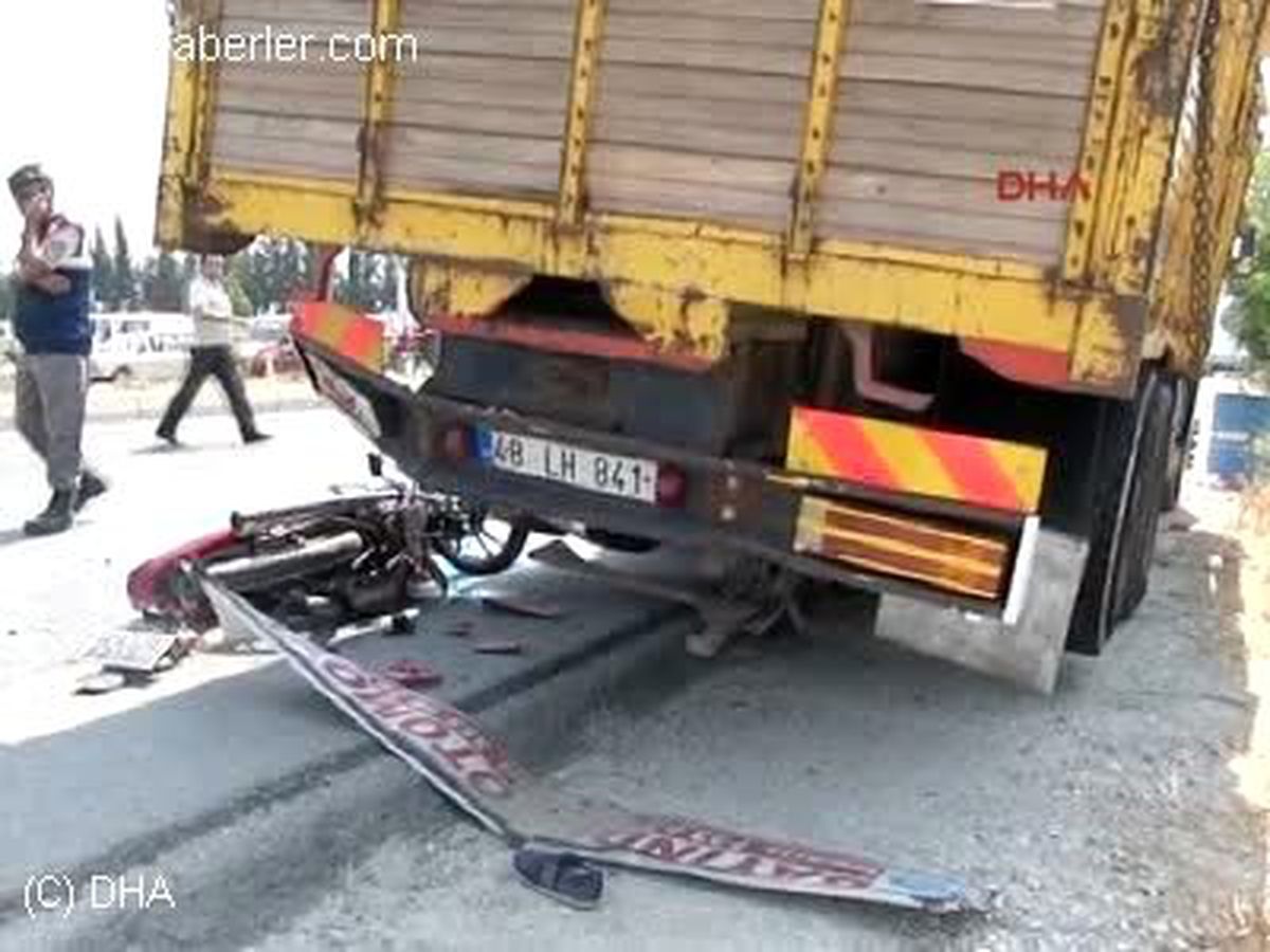 Milas\'ta Motosiklet Kamyona Çarptı: 1 Ölü 1 Yaralı