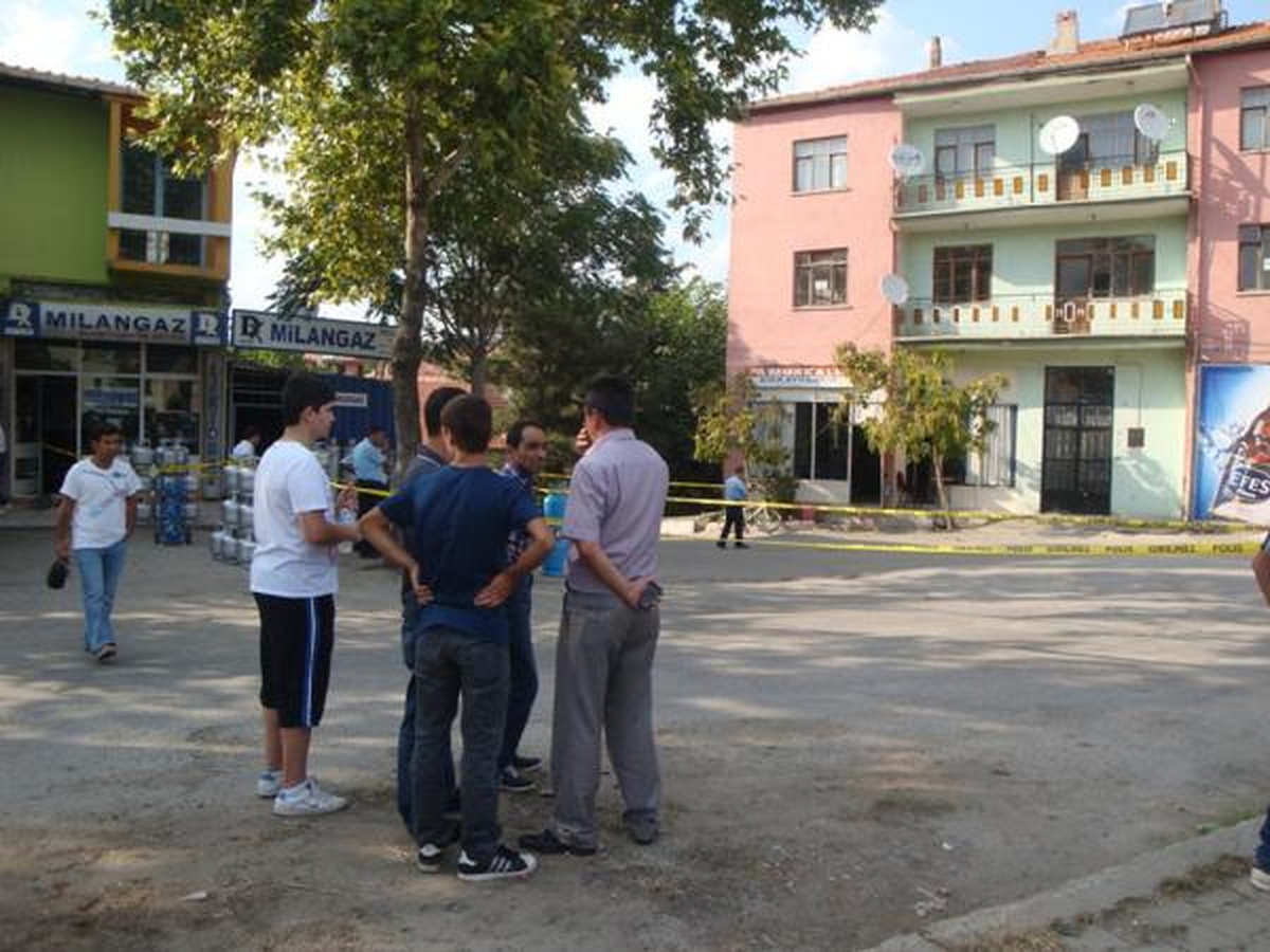 Kahvehanenin Önünde Silahlar Ateşlendi: 1 Ölü, 2 Yaralı