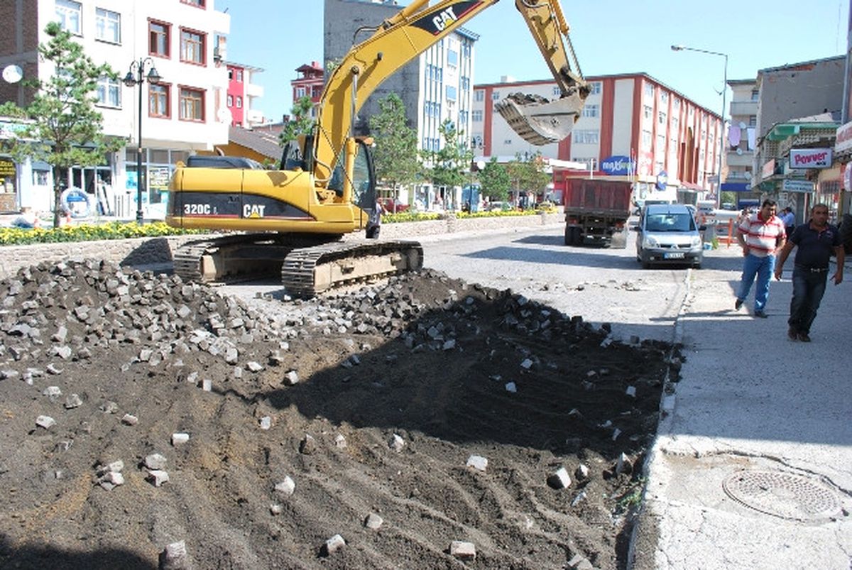 Kars\'ta Yol Yapım Çalışmaları Devam Ediyor