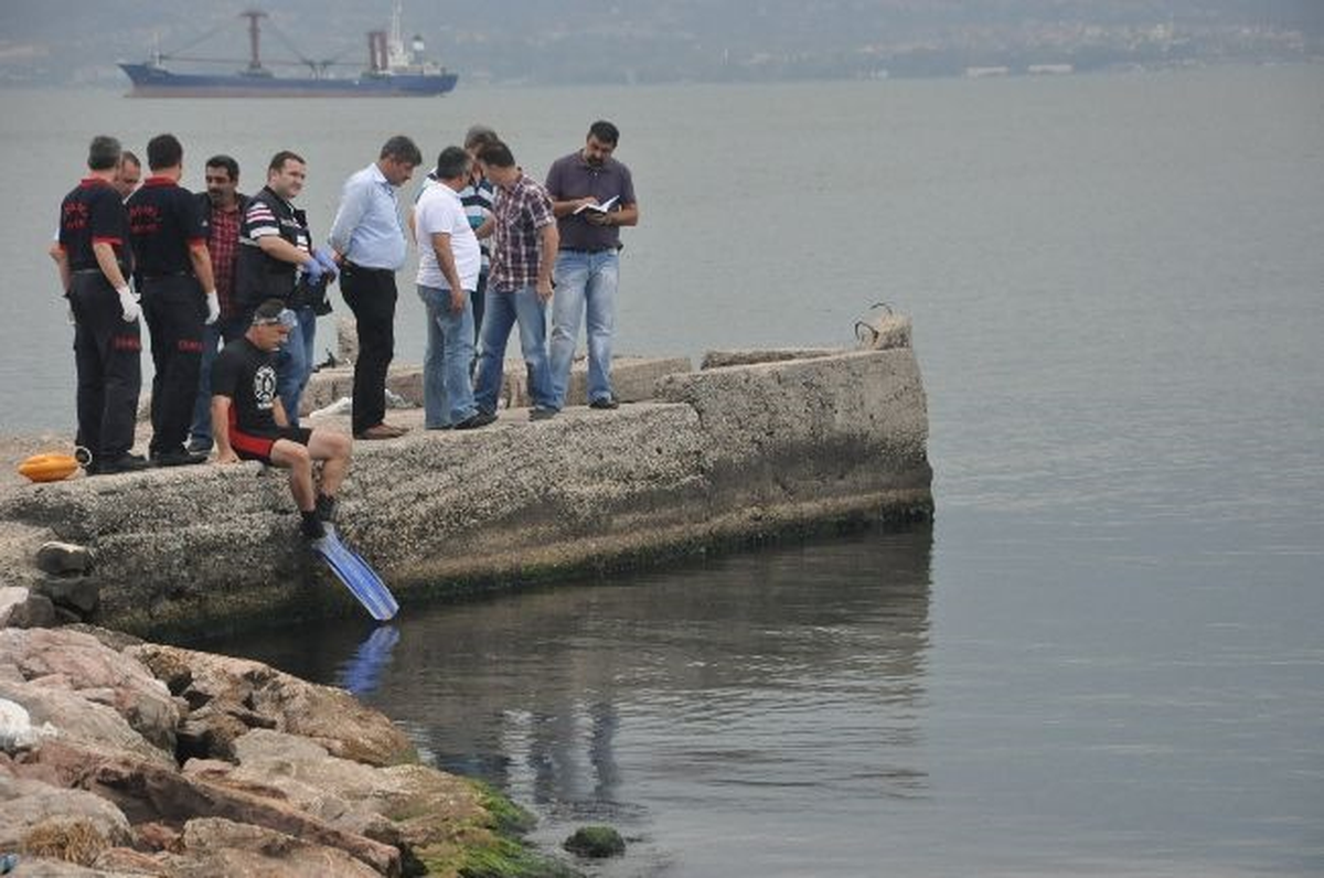 Kocaeli\'de, Denizde Erkek Cesedi Bulundu