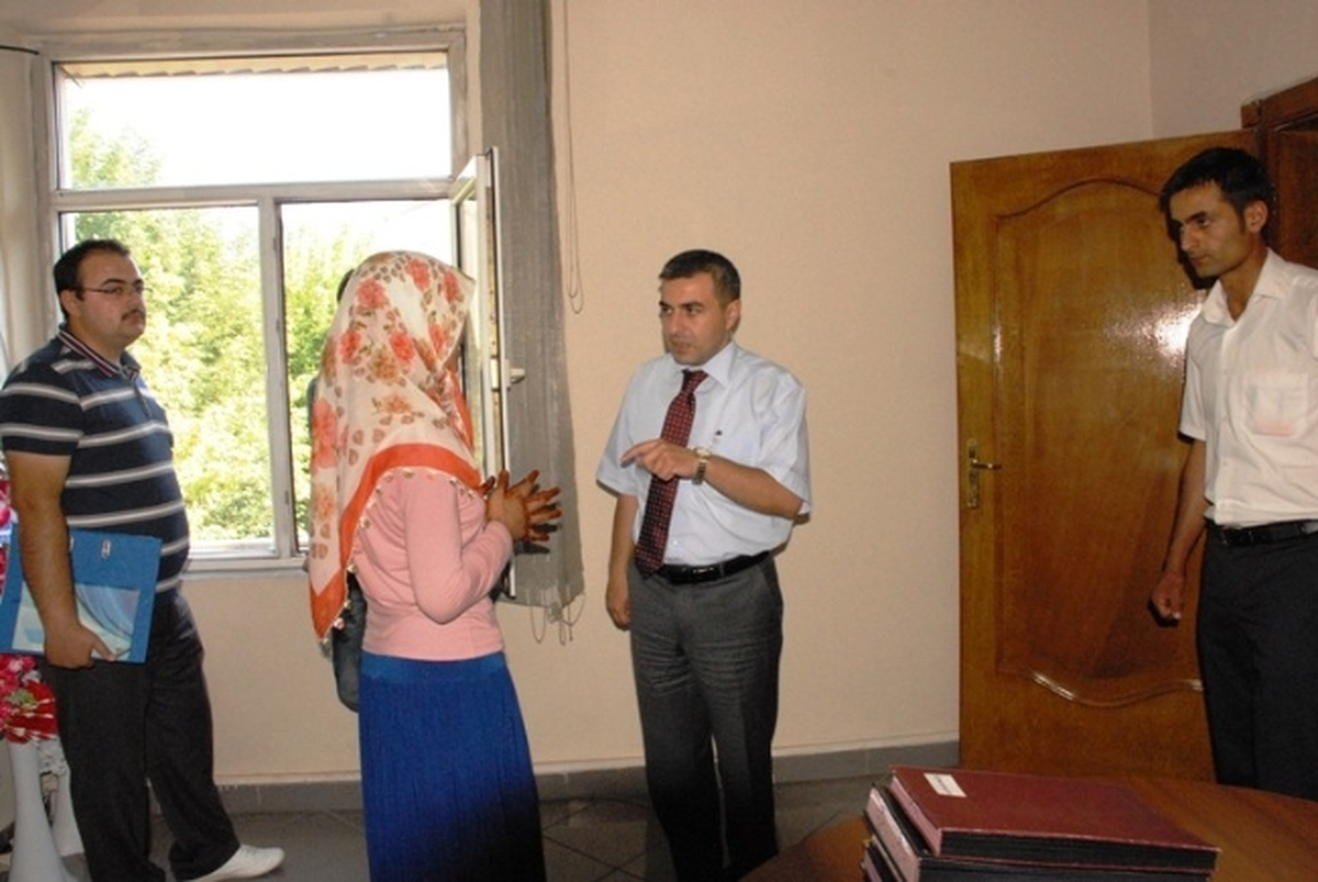 Malazgirt Kaymakamı Atasoy, Fakir Aileye Sahip Çıktı