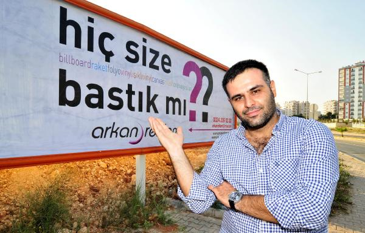 Mersin\'de Tartışılan Reklam Afişi
