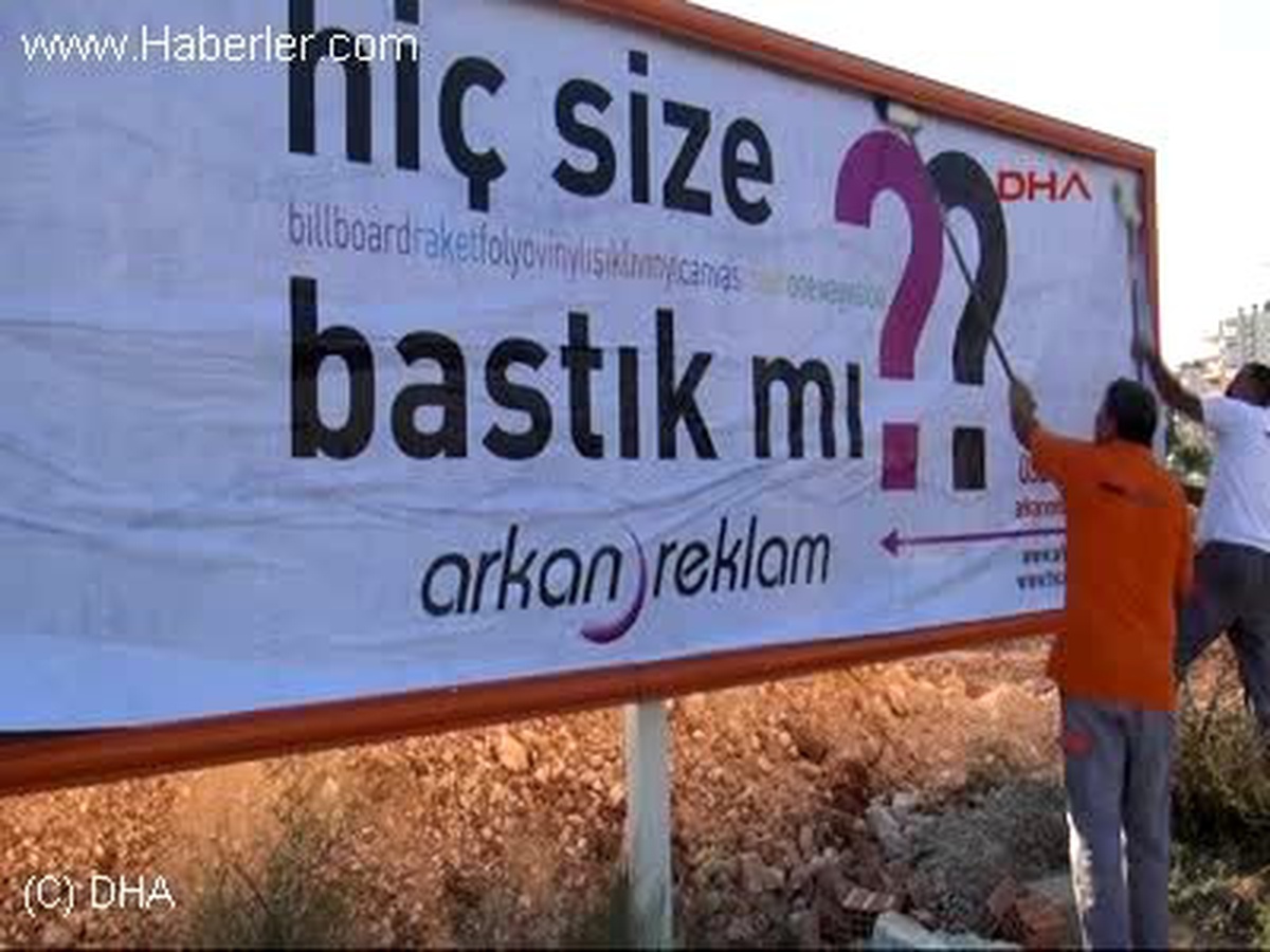 Mersin\'de Tartışılan Reklam Afişiyeniden