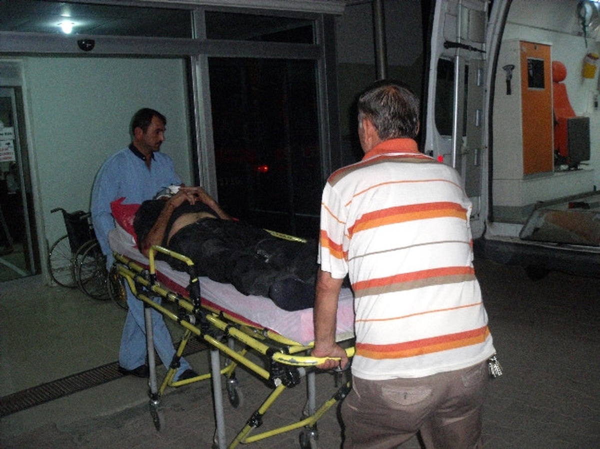 Otomobilin Altında Kalan Yaşlı Adam Ağır Yaralandı