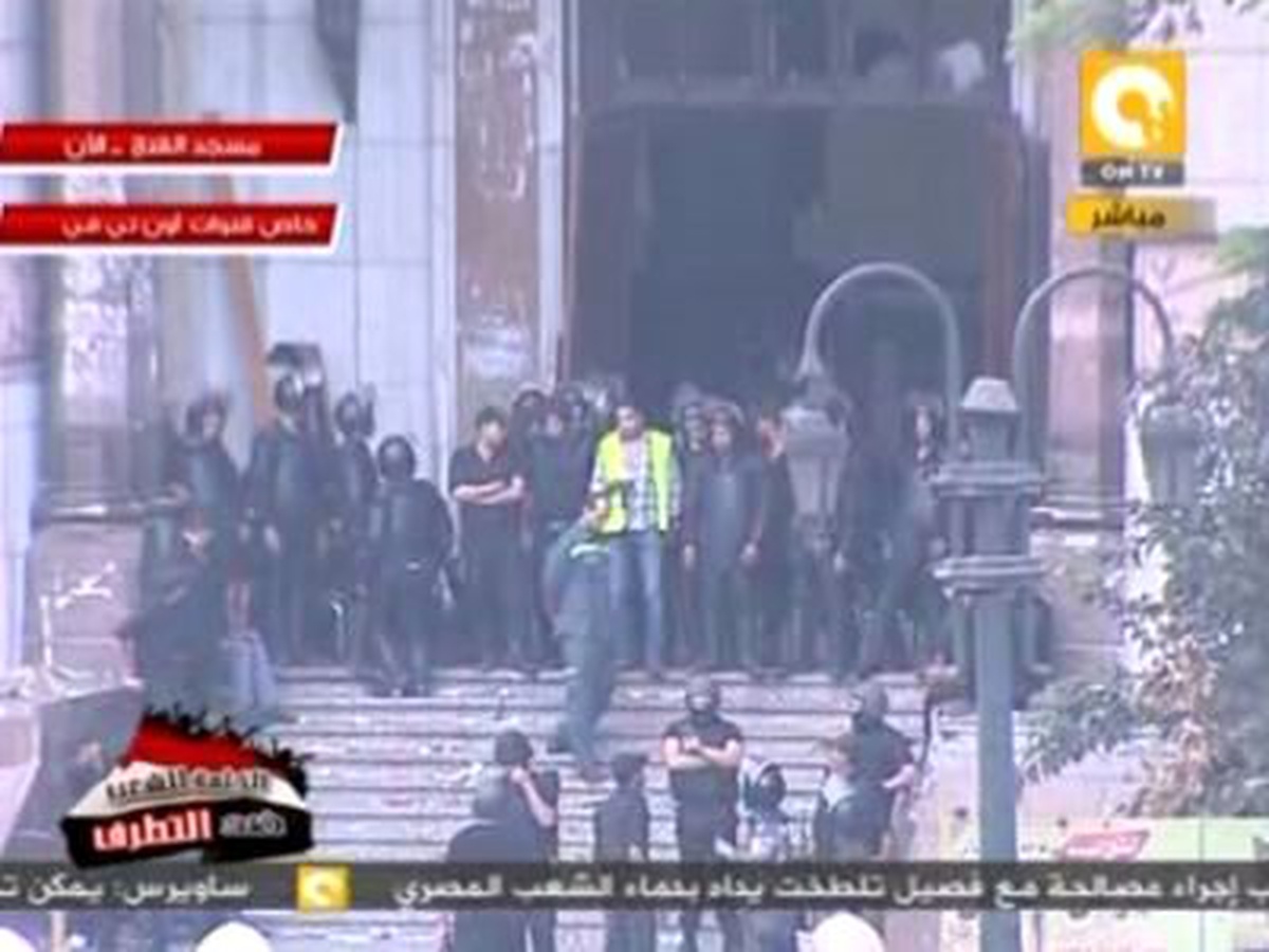 Mısır\'da Polis, El Fetih Camisi\'ni Boşaltmaya Çalışıyor