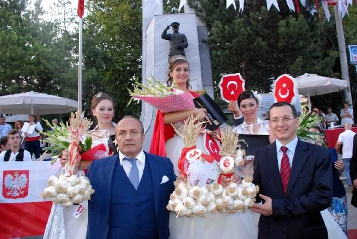 Sarımsak Festivali\'ndeki Yarışmada Güzellere Sarımsak Hediye Edildi