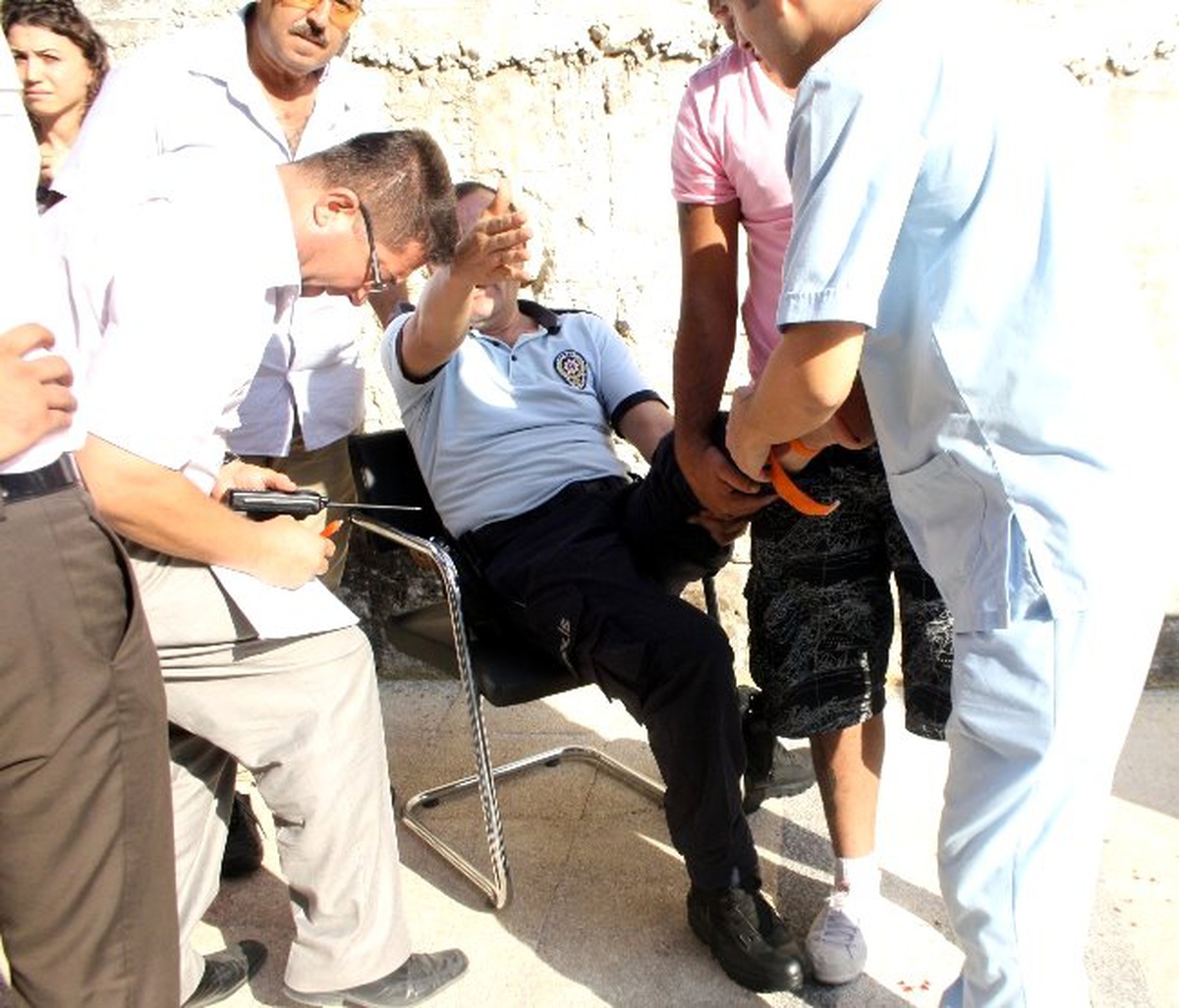 Silahlı Kavgayı Ayıran Polis Ayağından Vuruldu
