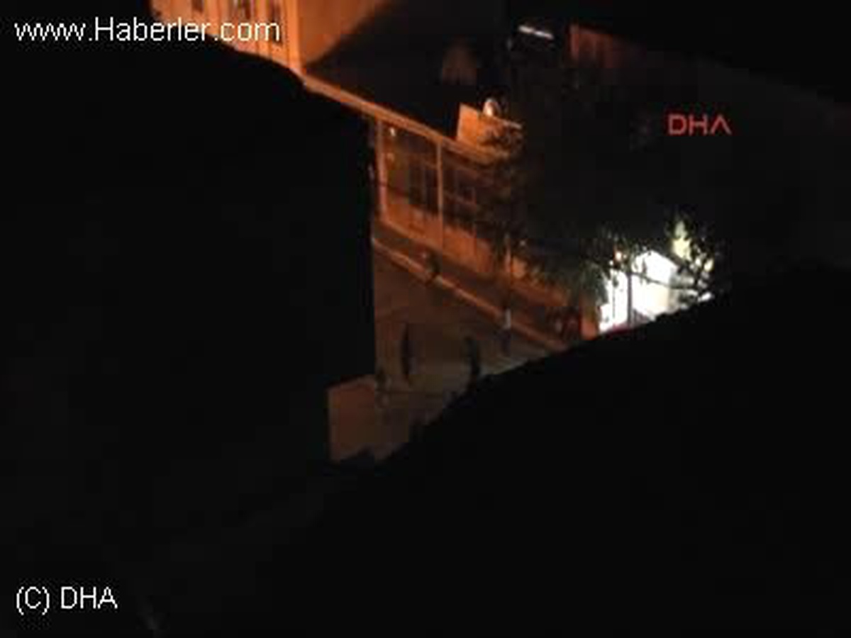 Silopi\'de Kutlama Yapan PKK Yandaşları, Alışveriş Merkezine Saldırdı