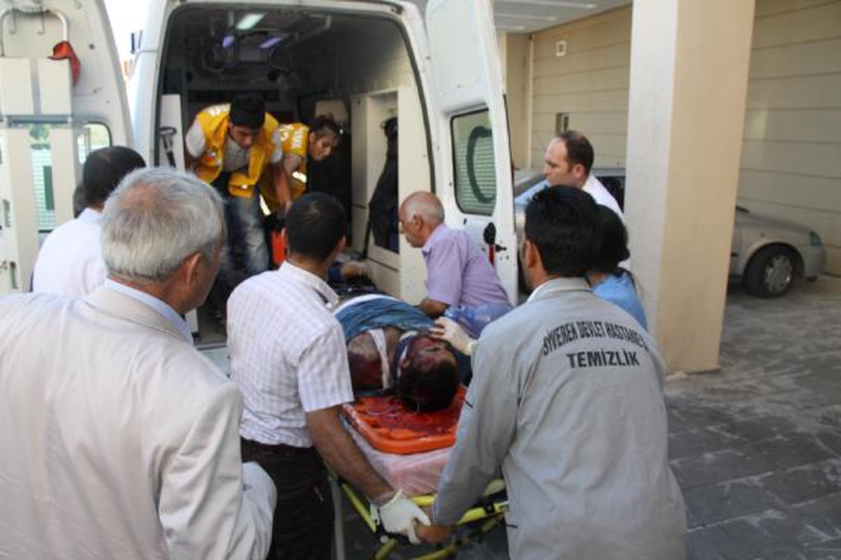 Siverek\'te Otomobil Şarampole Devrildi: 2 Ölü, 8 Yaralı
