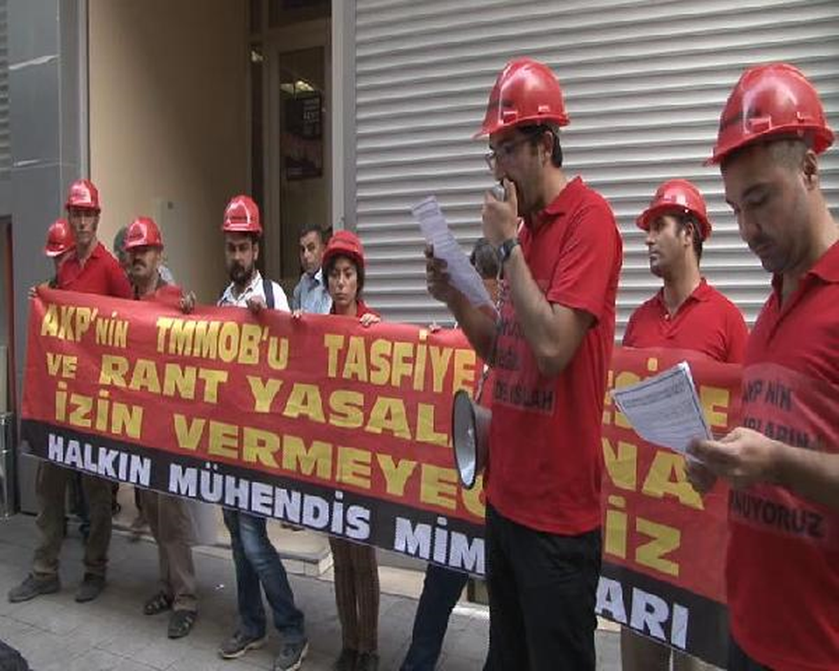 Taksim\'de Polisi Yere Yatarak Protesto Ettiler
