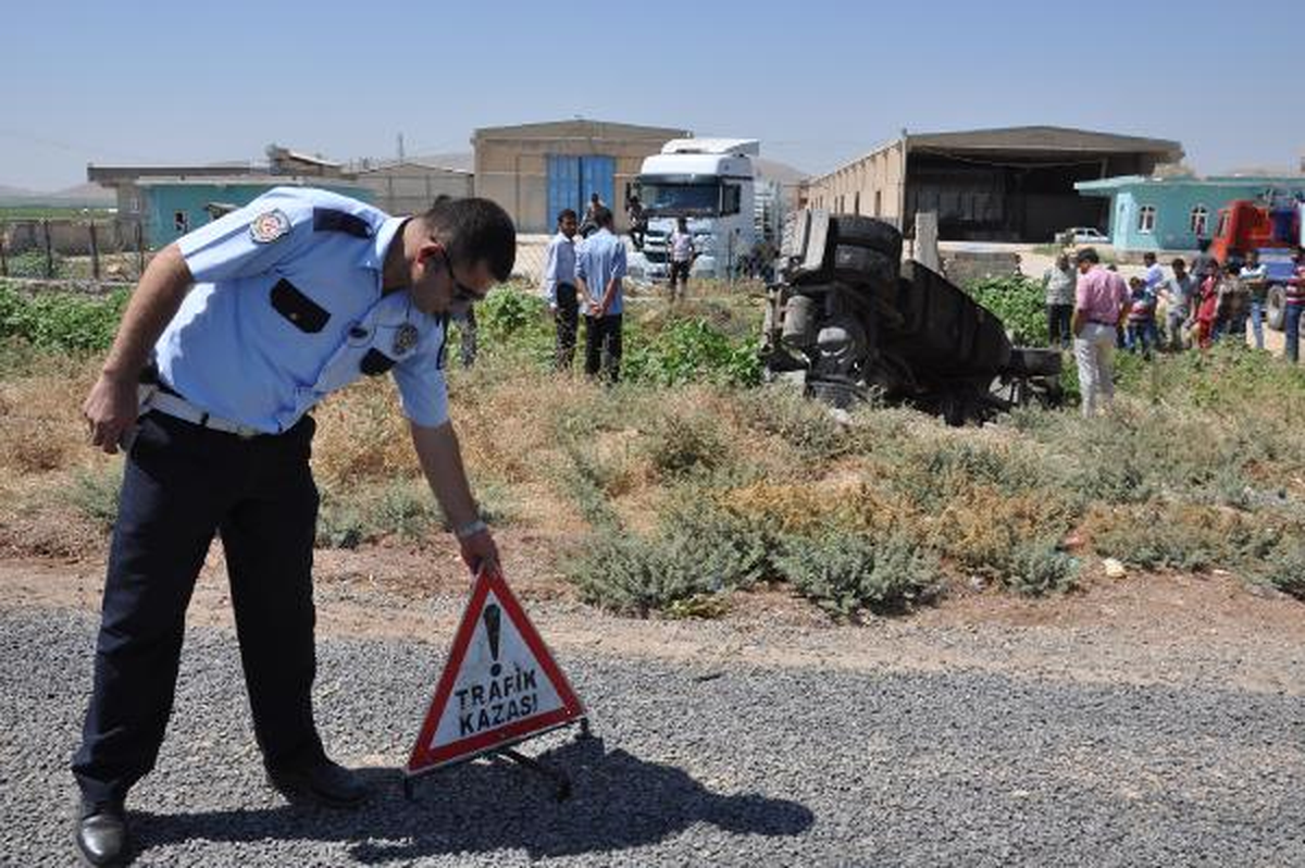 Tır Tahliye Kanalına Devrildi: 2 Yaralı