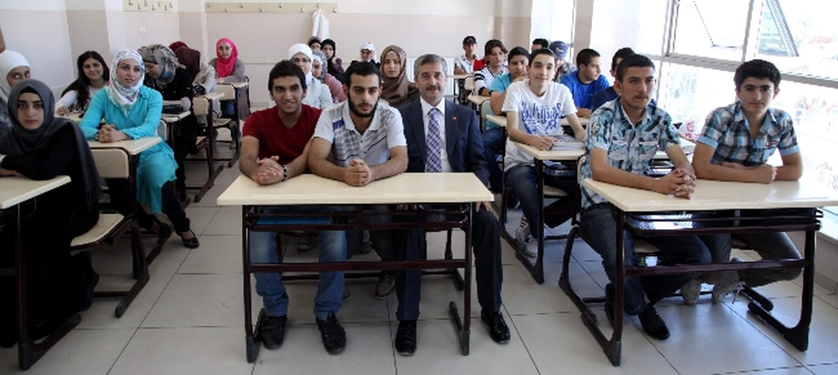 Türkçe Öğrenin Suriyeliler Kendi Müfredatlarına Görede Lise ve Üniversite Eğitimi Alıyor