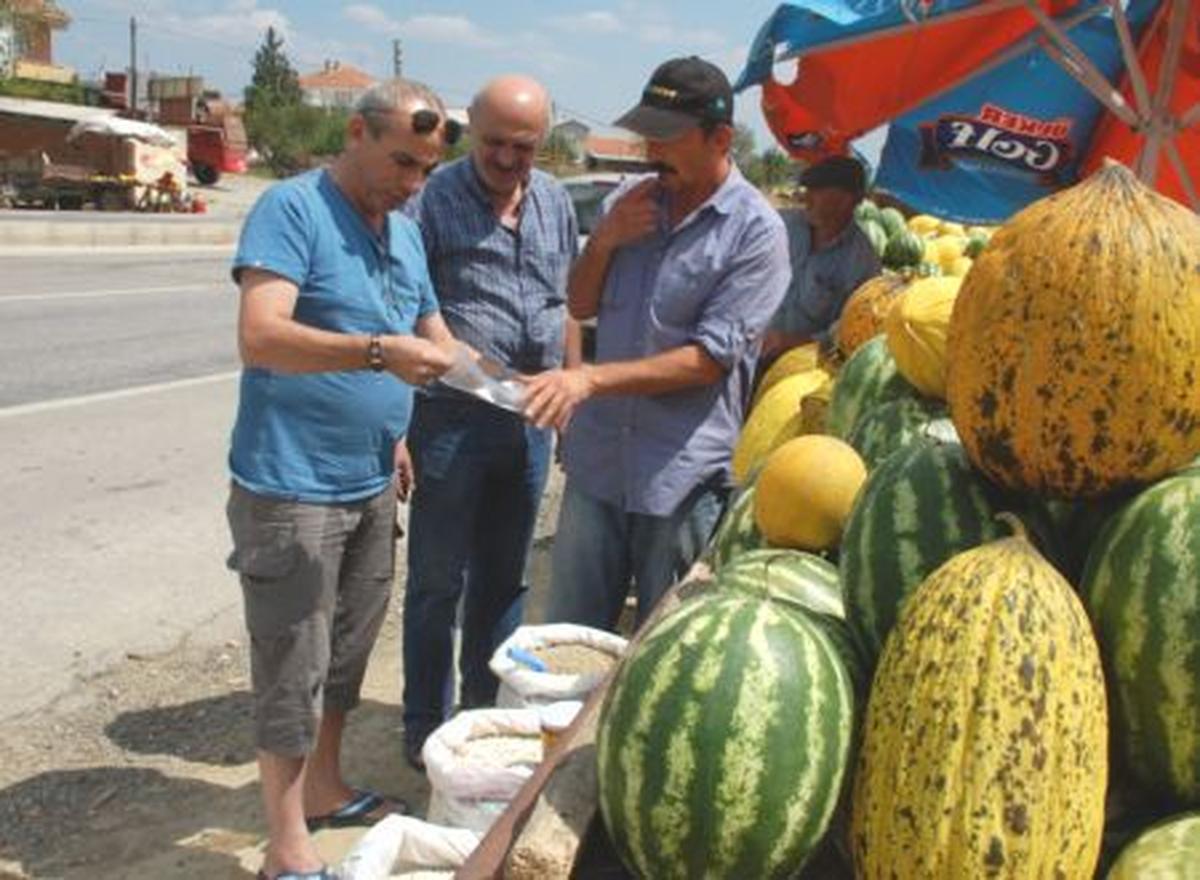 Yetiştirdikleri Organik Ürünleri Karayolunda Tatilcilere Satıyorlar