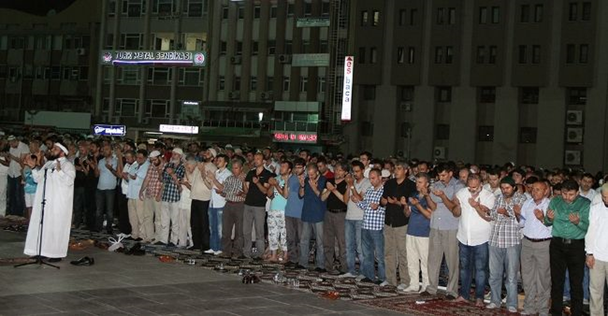 Yüzlerce Sakaryalı Mısırlı Müslümanlar İçin Duaya Devam Etti
