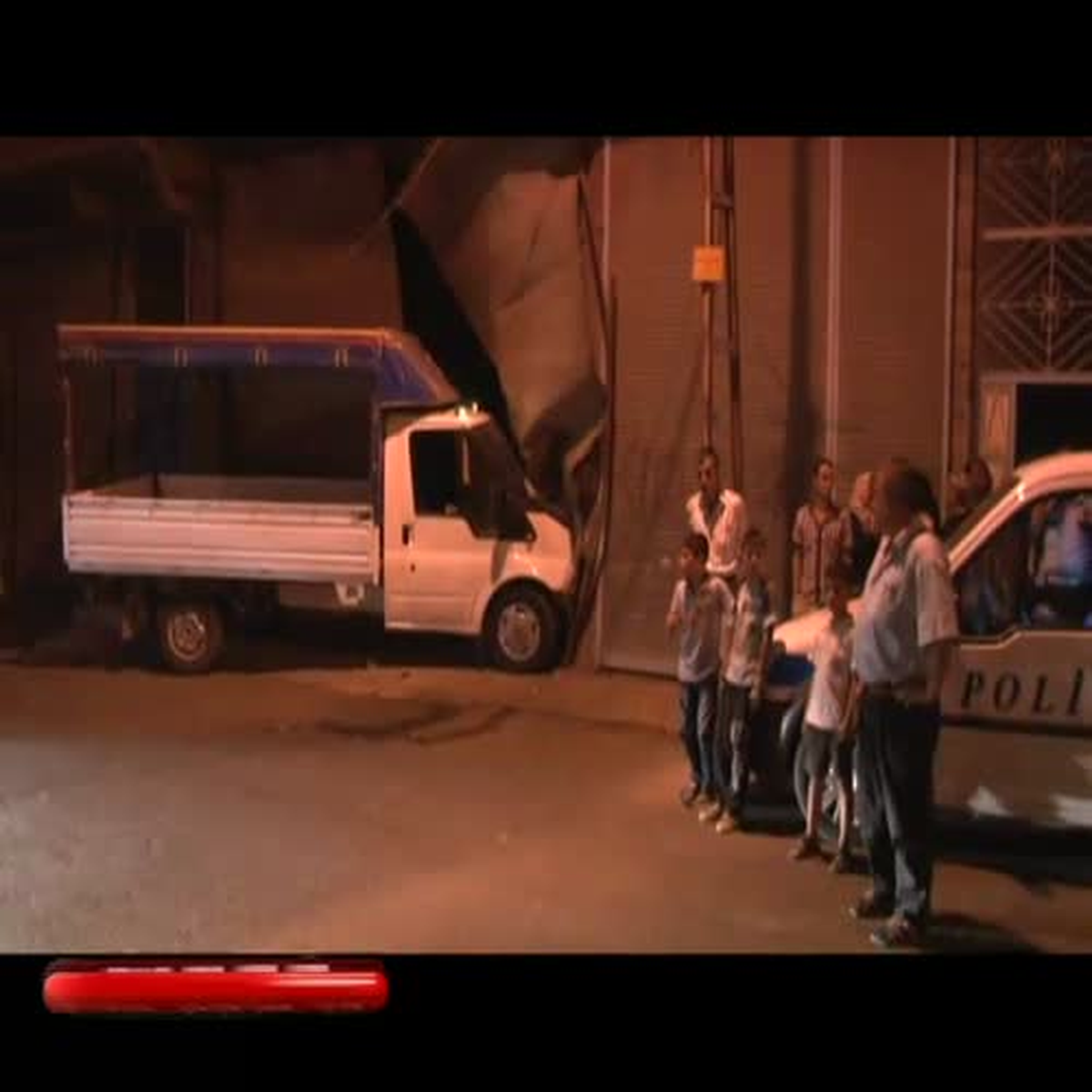 Alkollü Olduğu İleri Sürülen Sürücü Kamyonetle Garaja Daldı