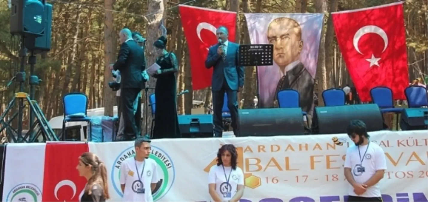 Ardahan 14. Ulusal Kültür ve Bal Festivalinin İkinci Günü Renkli Görüntülere Sahne Oldu