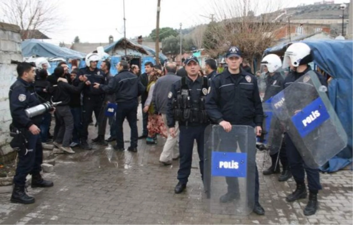 Aydın\'da Polisi Taş Yağmuruna Tuttular