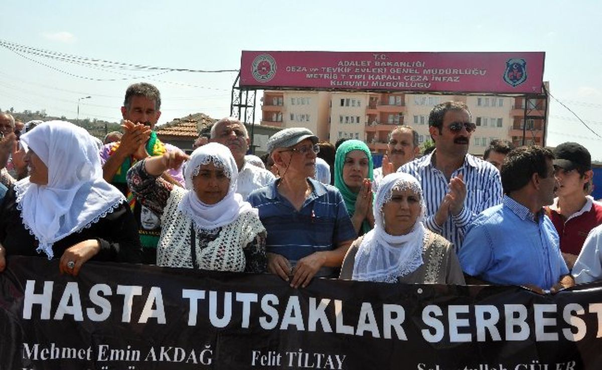 BDP ve TUAD\'liler Metris Önünde Eylem Yaptı