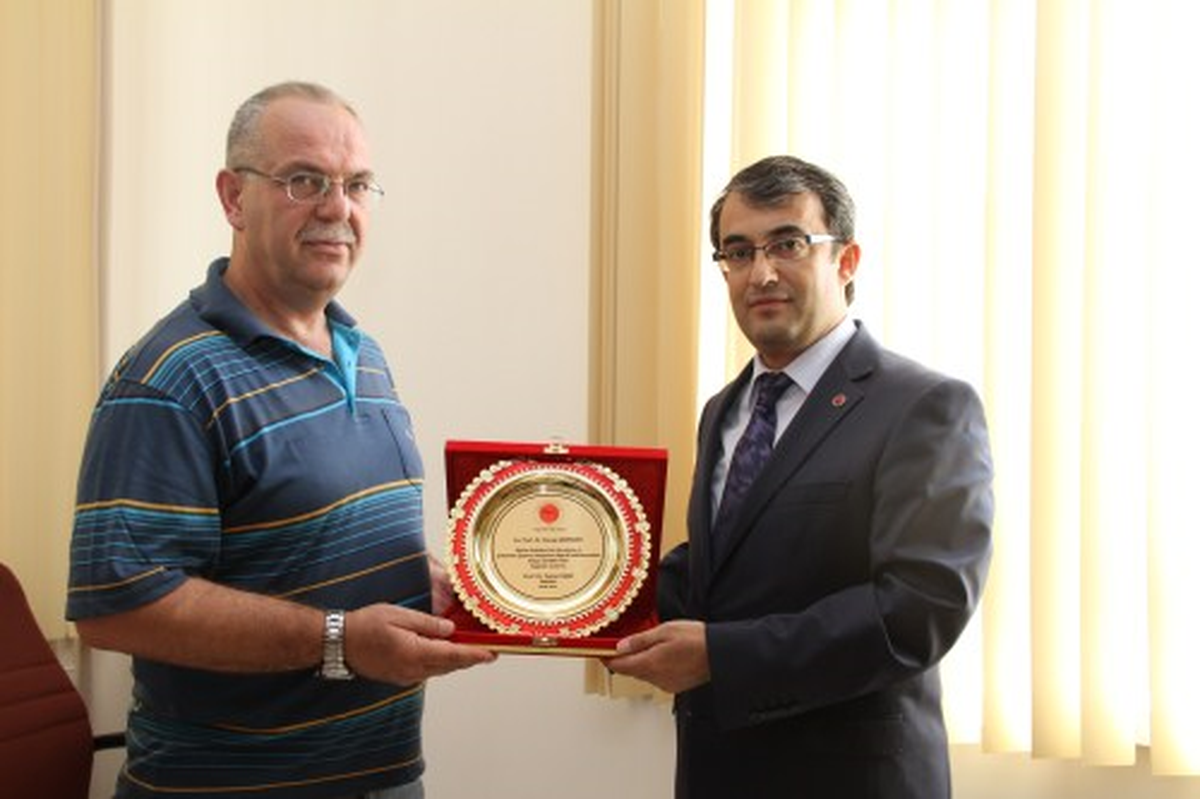 Bozok Üniversitesi Rektöründen Prof. Dr. Recep Şahingöz'e Teşekkür Plaketi