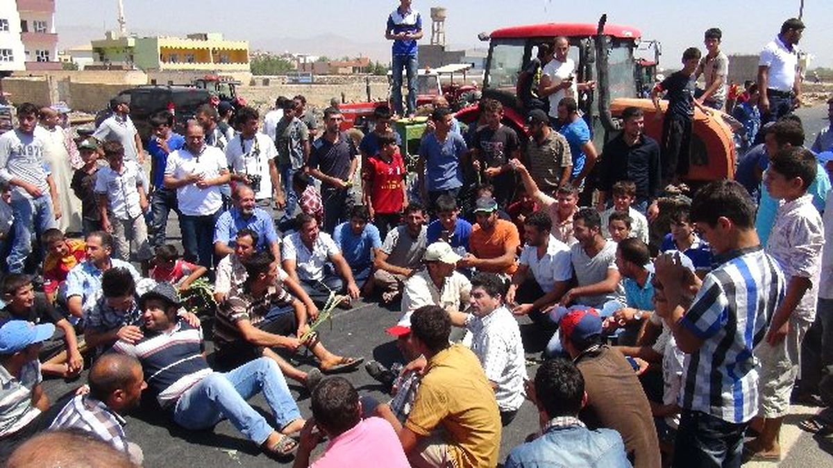 Mardin\'de Çiftçiler Elektrik Kesintisi NedeniyleYolu Kapattı