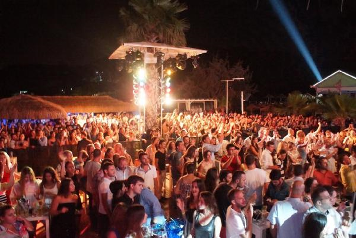 Gülşen Mambo Beach\'te Sahneye Çıktı