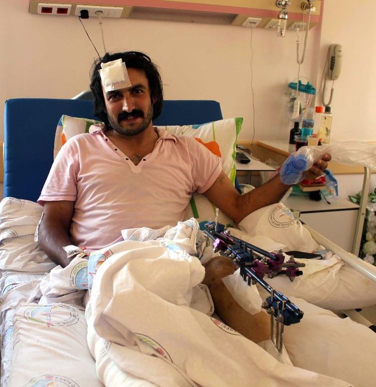 Hastanede Yatarken Bile Engelliler İçin Mavi Kapak Topluyor