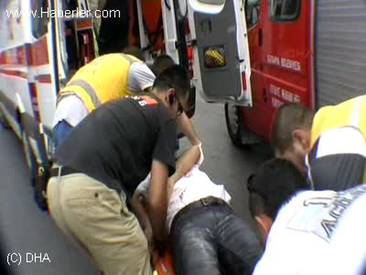 Kütahya Otomobilde Sıkışan Yaralıları Afad ve İtfaiye Ekipleri Kurtardı