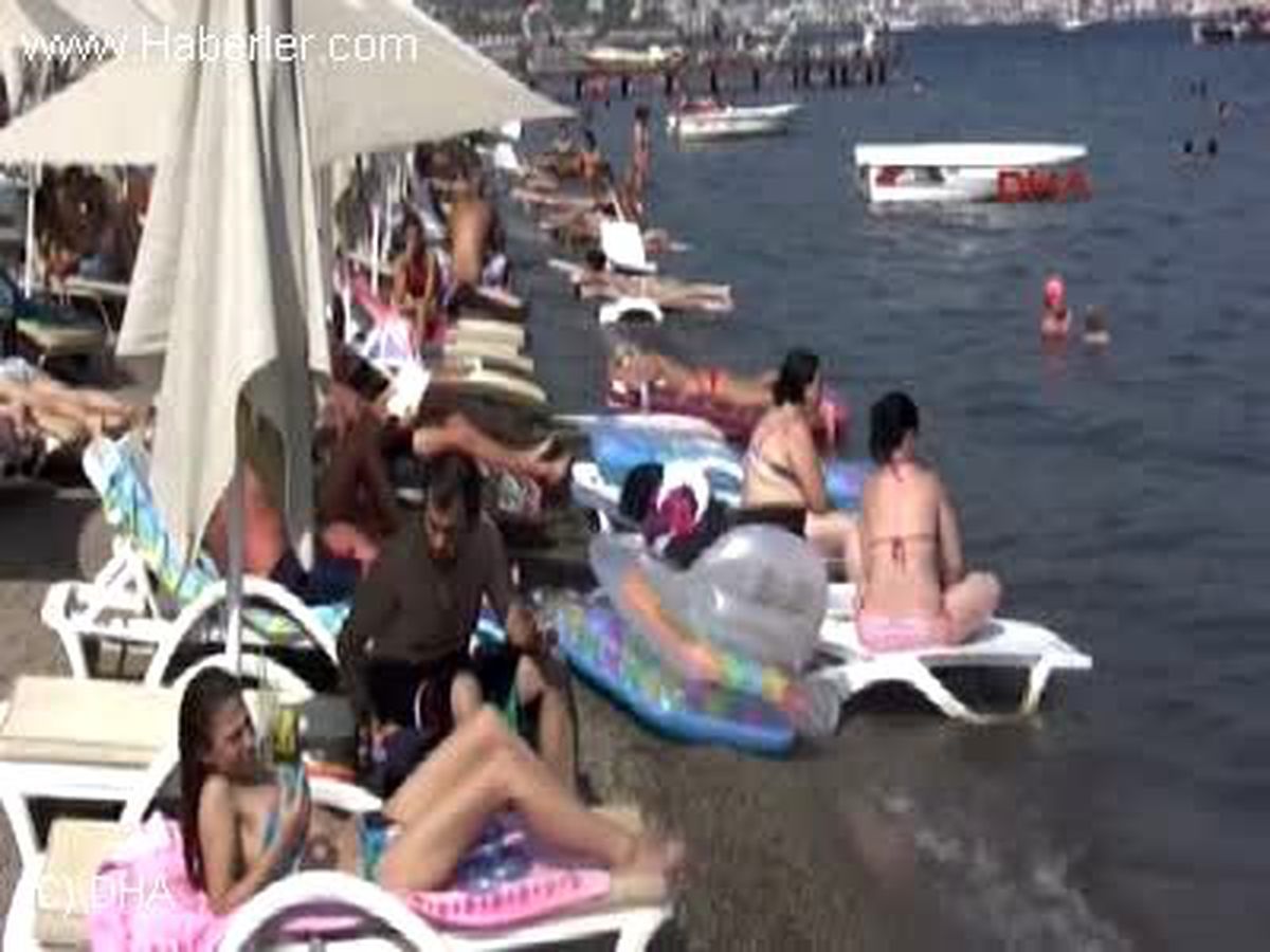 Marmaris\'te Sıcaklar Gündüz Plajları, Gece Sokakları Doldurdu