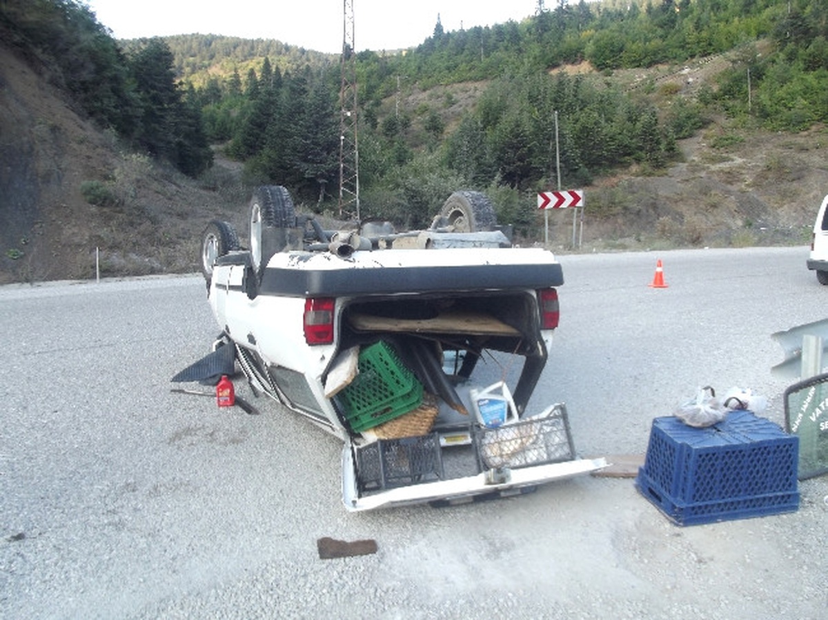 Mıcıra Kapılan Otomobil Takla Attı: 3 Yaralı