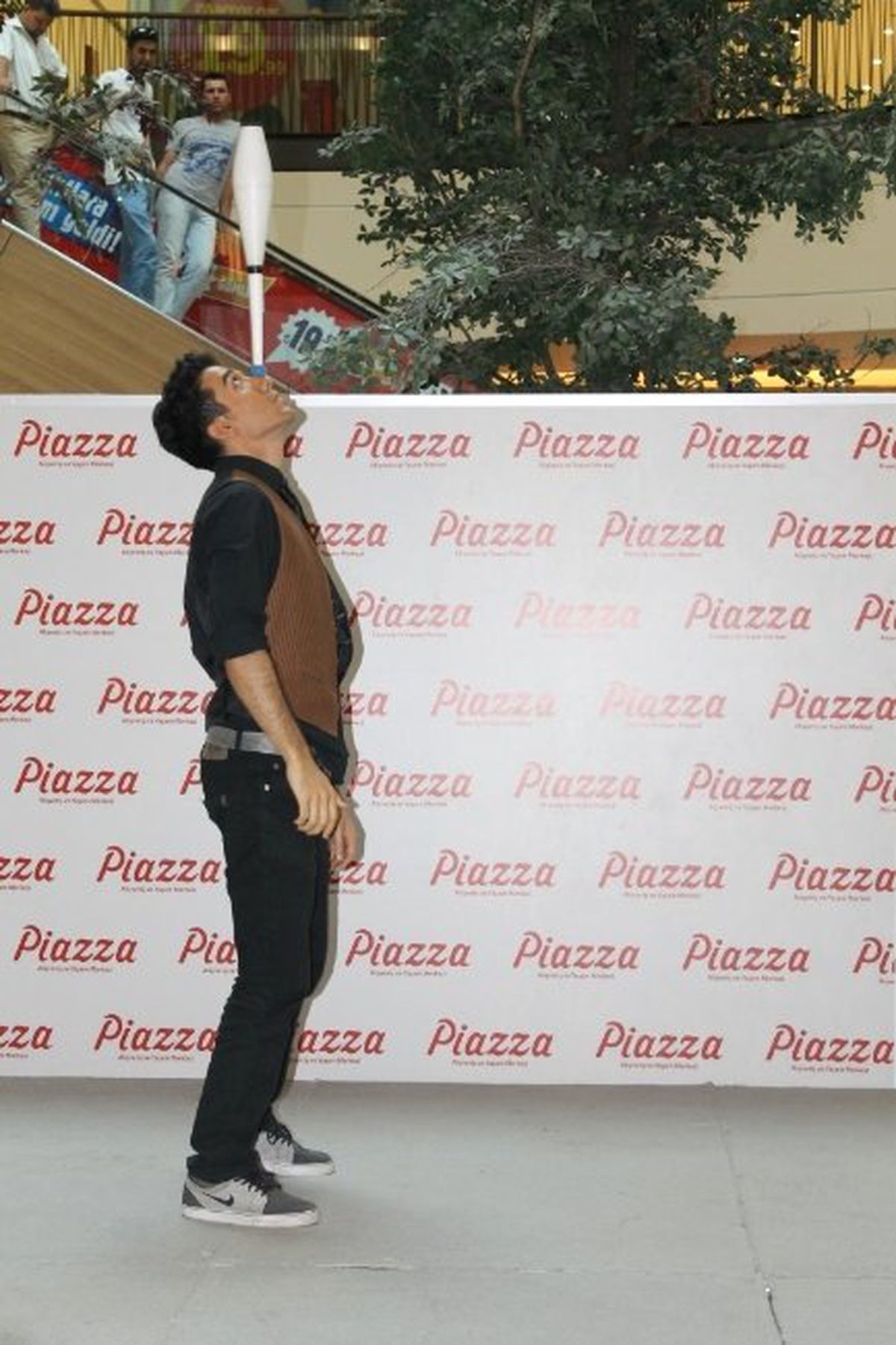 Piazza\'da Nefes Kesen Gösteri