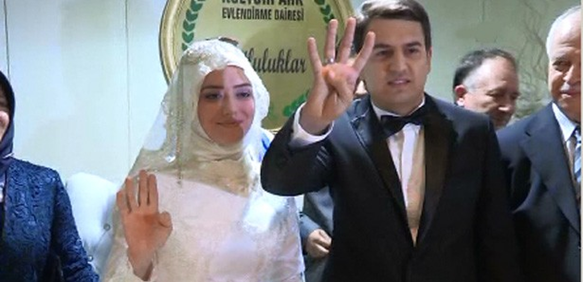 'Rabia İşareti' ile Dünya Evine Girdiler