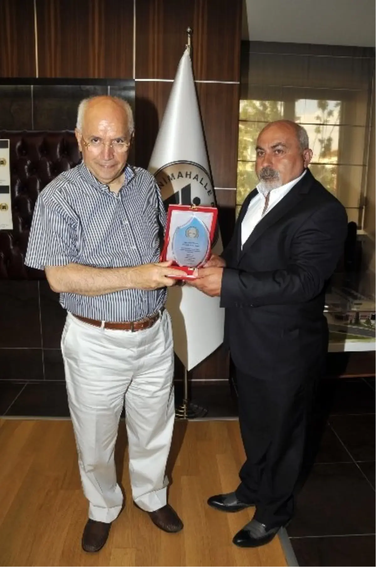 Sarısu Köyünden Yaşar\'a Plaket