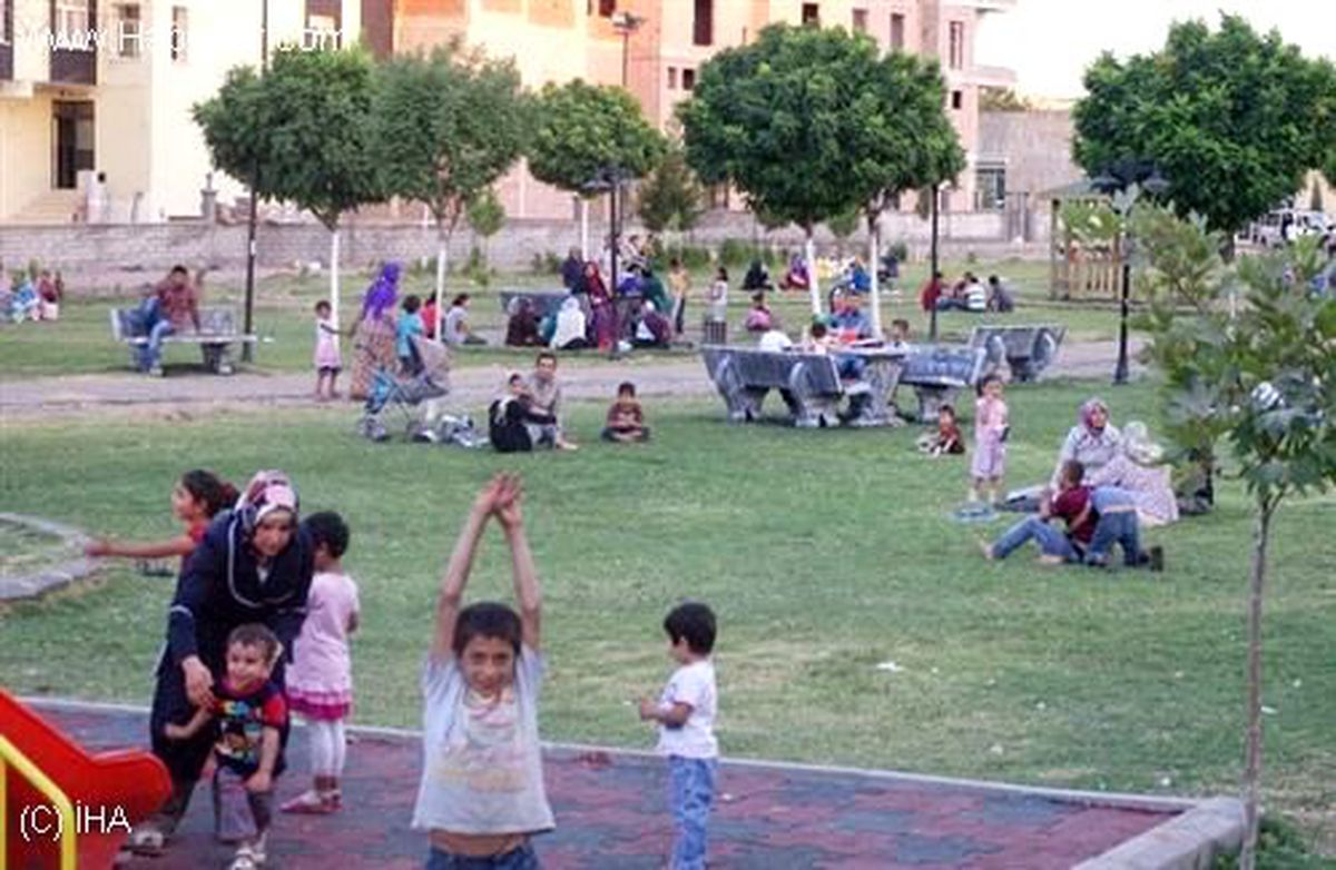Sıcaklardan Bunalan Parklara Akın Etti