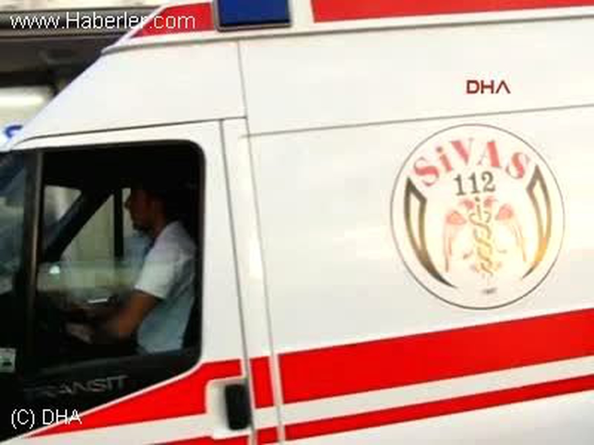 Sivas\'ta İki Ayrı Kazada 12 Kişi Yaralandı