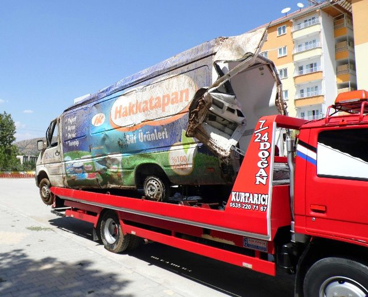 Tekeri Patlayan Minibüs Tarlaya Uçtu