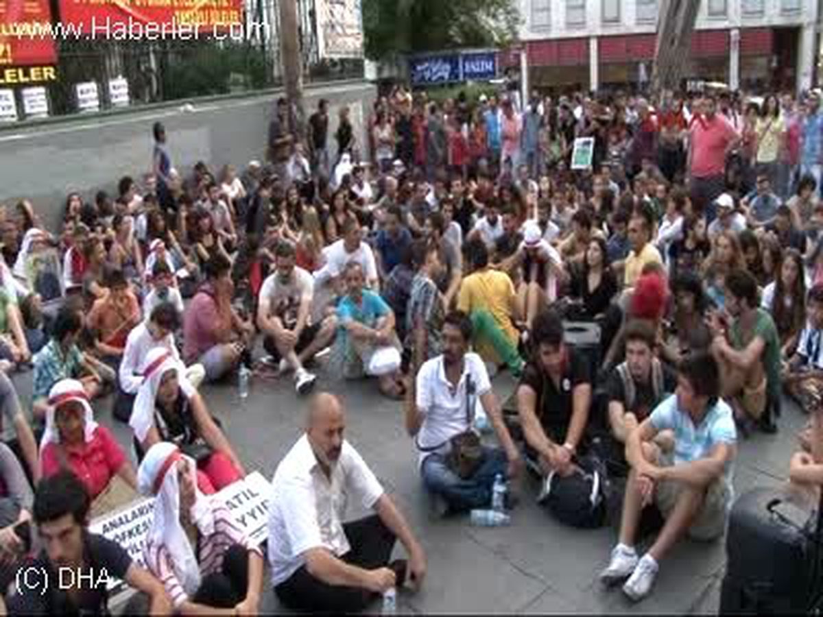 * Tutuklu ve Hükümlü Aileleri Yardımlaşma Derneği Üyesi Bir Grup Gezi Olayları Sırasında Hayatını...