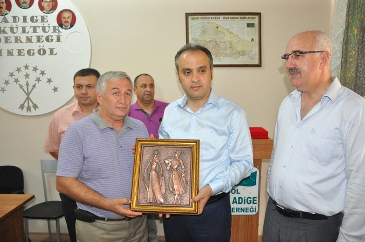 Adıgey\'li Misafirlere Teşekkür Plaketi