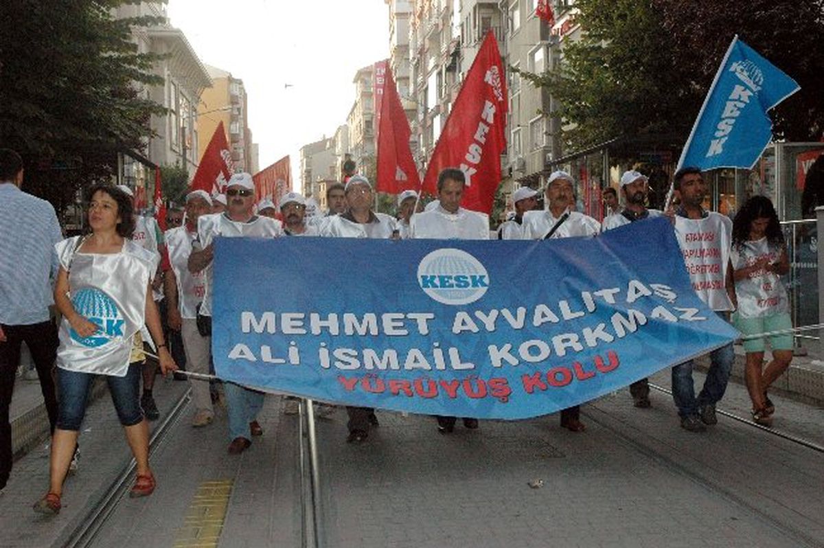 Ali İsmail Korkmaz\'ın Darp Edildiği Yere Karanfillerle \'Ali\' Yazdılar