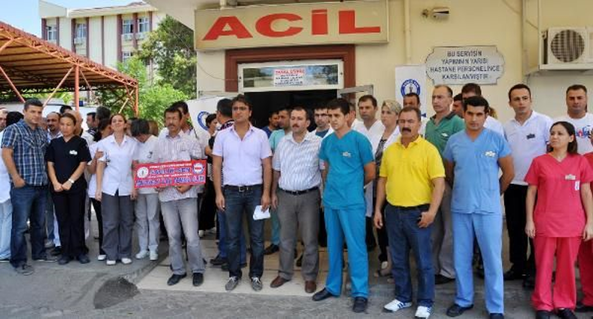 Antalya Sağlık Çalışanları, \'Şiddeti\' Protesto Etti