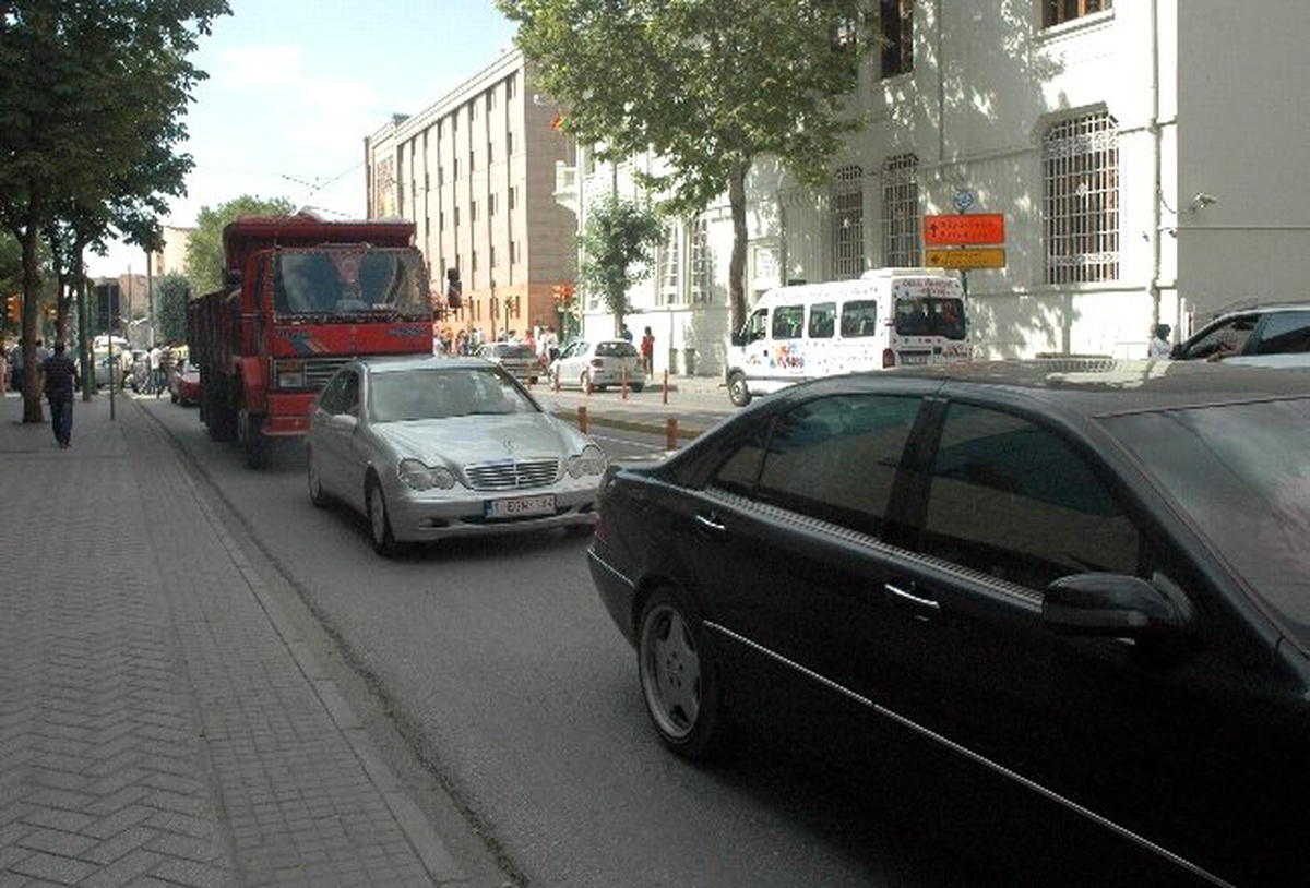 Asfalt Çalışması Trafiği Felç Etti