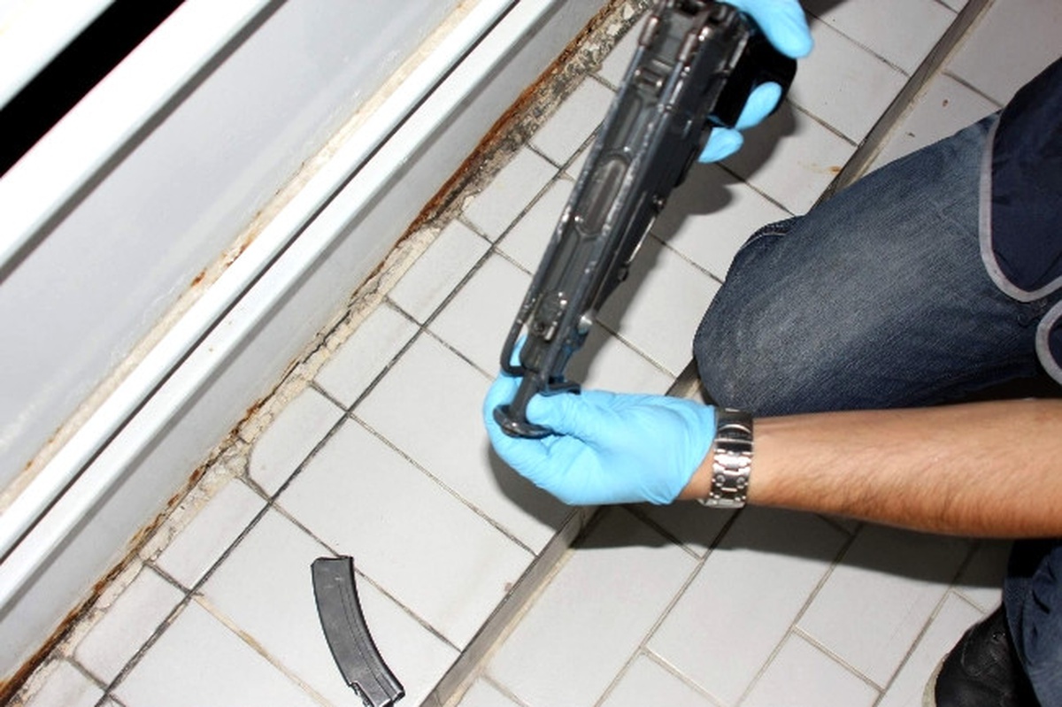 Gaziantep\'te İpe Asılan Poşetten Uzi Marka Silah Çıktı