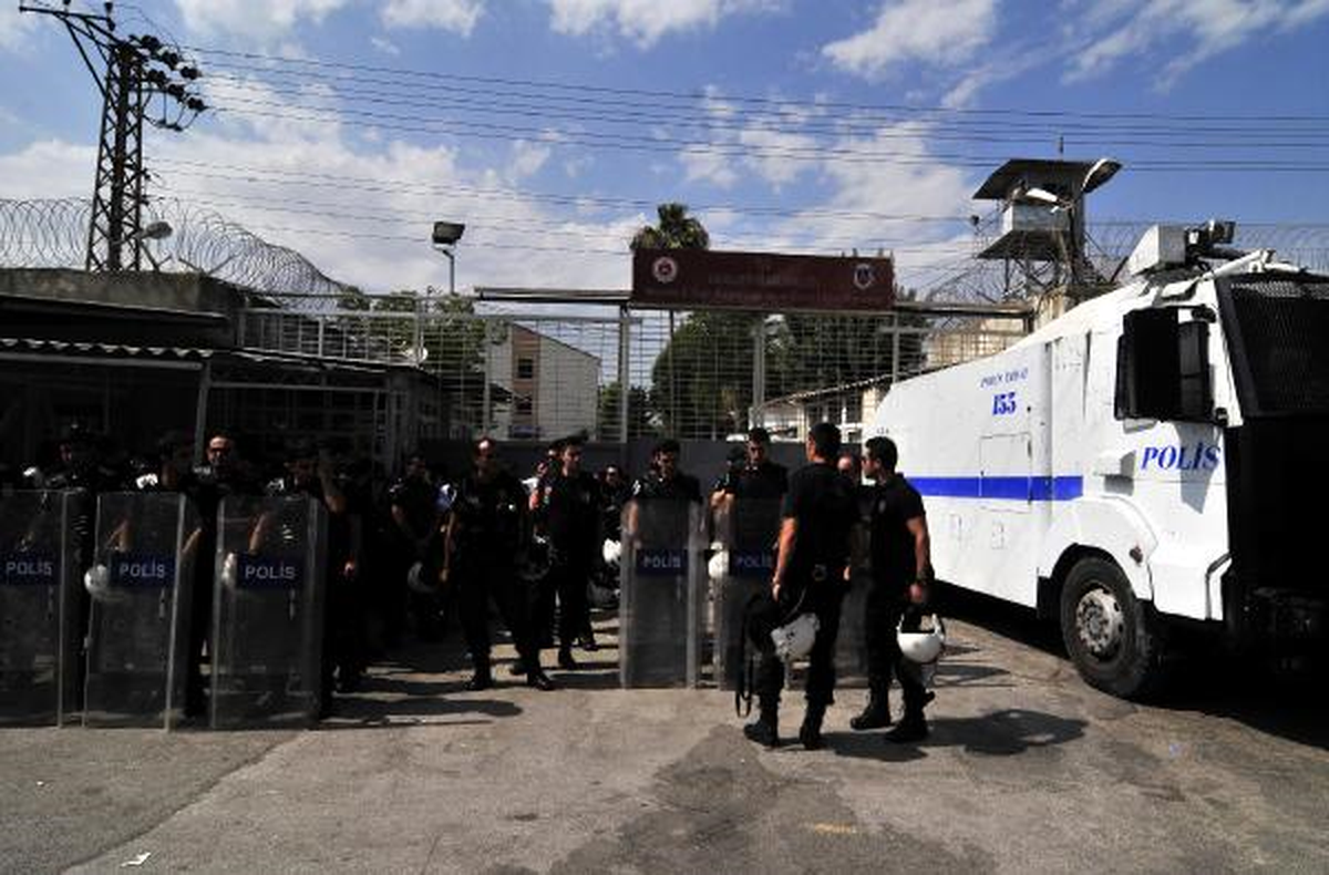 Cezaevi Önü Eyleminde Kapı Krizi