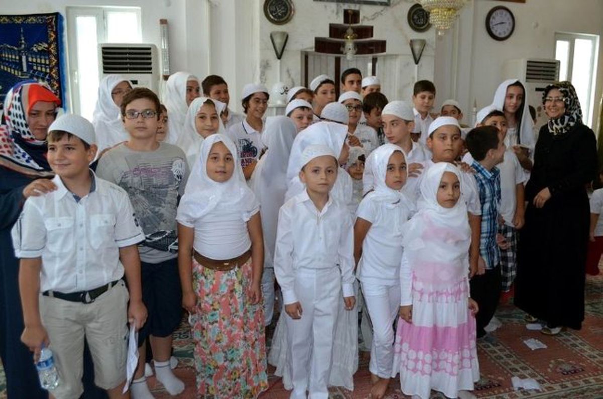 Edremit\'te Kur\'an Kursunu Bitiren Çocuklar Ödüllendirildi